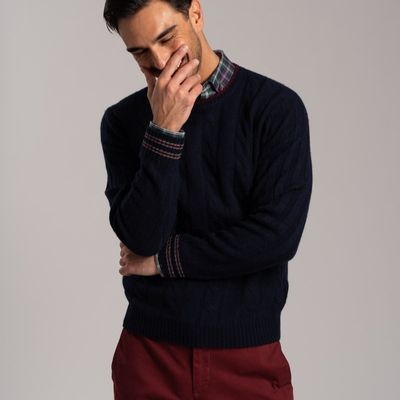 Maglia girocollo uomo a trecce con contrasto collo e polsi blu